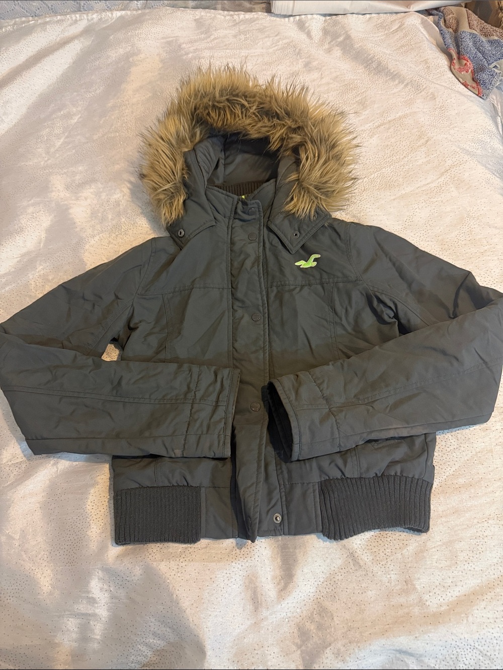 Hollister women’s Dark Gray Hooded Puffer Jacket with Faux-Fur Trim size M